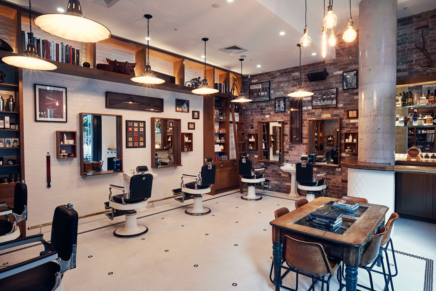Kemitraan Barbershop vs Bisnis Mandiri: Mana yang Lebih Menguntungkan untuk Pemula?